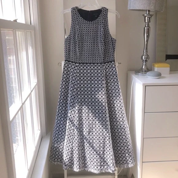 Sz4 Elegant Ann Taylor Navy and White Sleeveless Dress - Picture 2 of 9